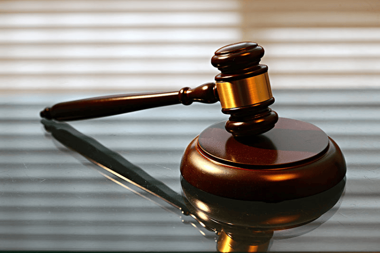 上海一公司总监离职次日钻漏洞订11张“出差”机票！被判刑