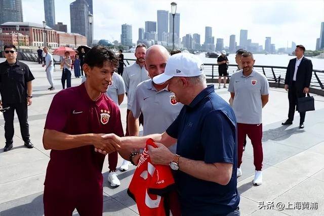 澳大利亚总理抵沪再次漫步外滩<strong></p>
<p>币圈炒币</strong>,旁边还有上海球迷“老熟人”,你偶遇了吗?