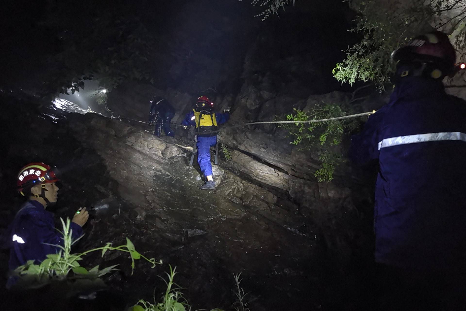 无视暴雨蓝色预警，一男一女密云雨中登山被困