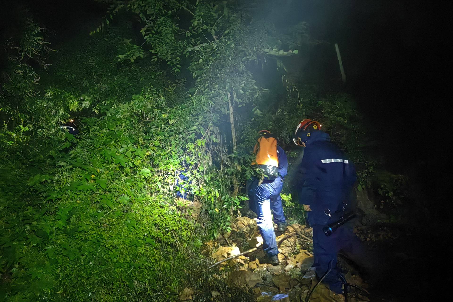 无视暴雨蓝色预警<strong></p>
<p>萌币</strong>，一男一女密云雨中登山被困