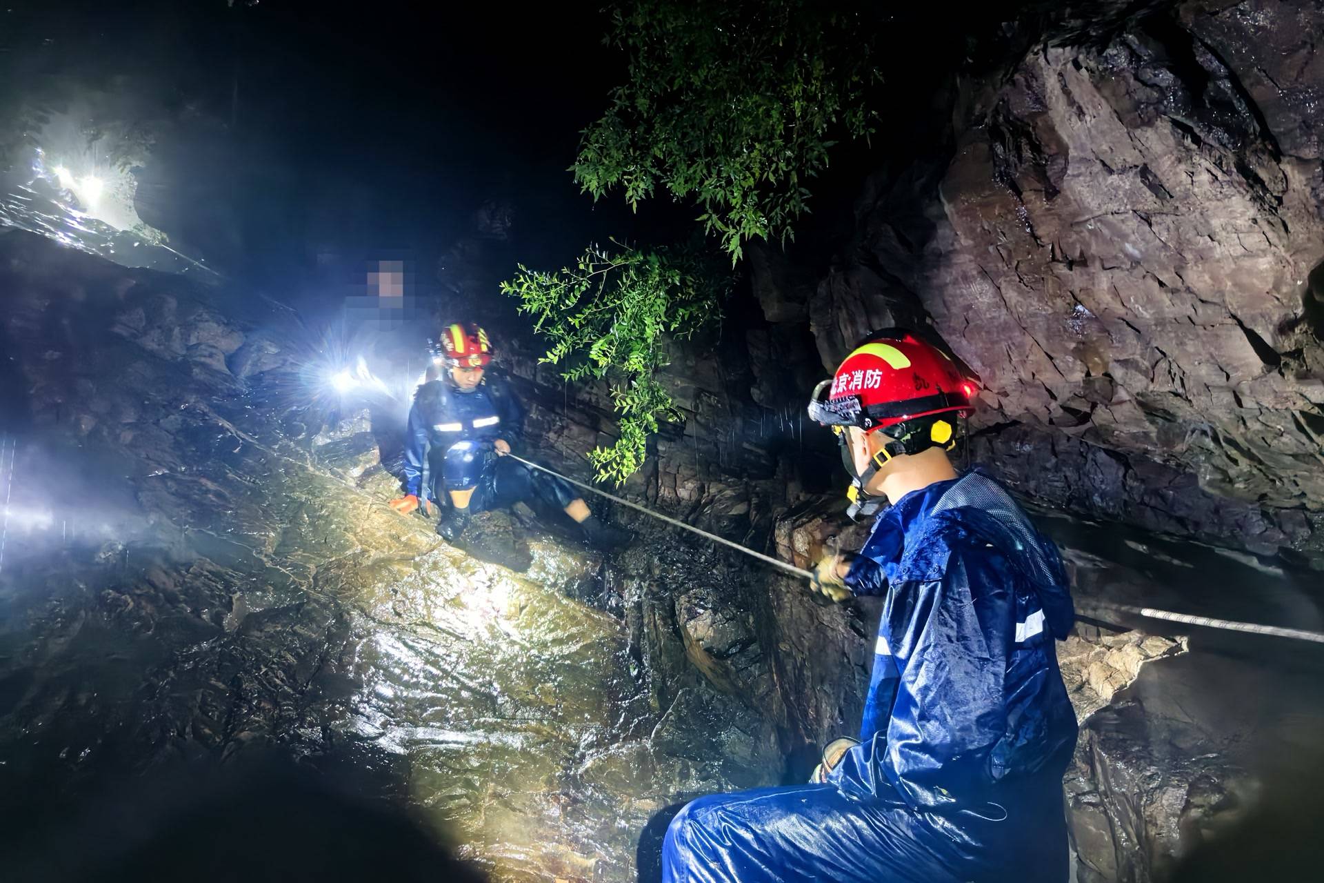 无视暴雨蓝色预警<strong></p>
<p>萌币</strong>，一男一女密云雨中登山被困