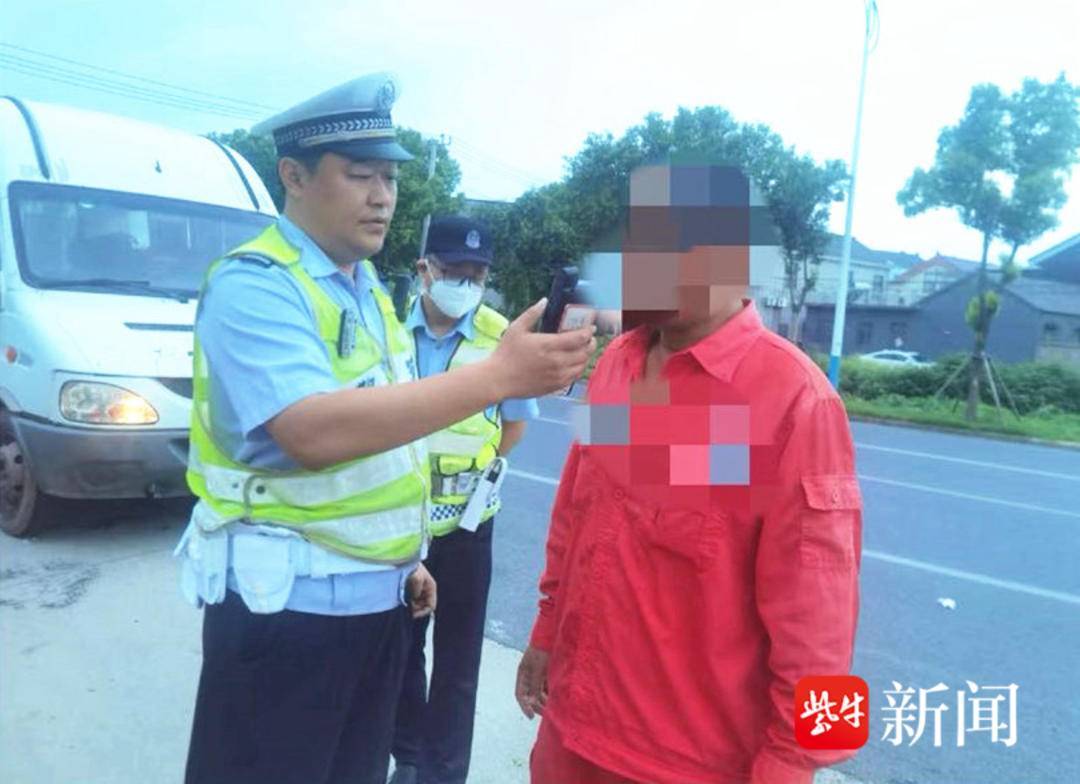 部分司机认为面包车的“优势”就是超员混载<strong></p>
<p>海外币圈</strong>,扬州开展面包车安全“黎明行动”