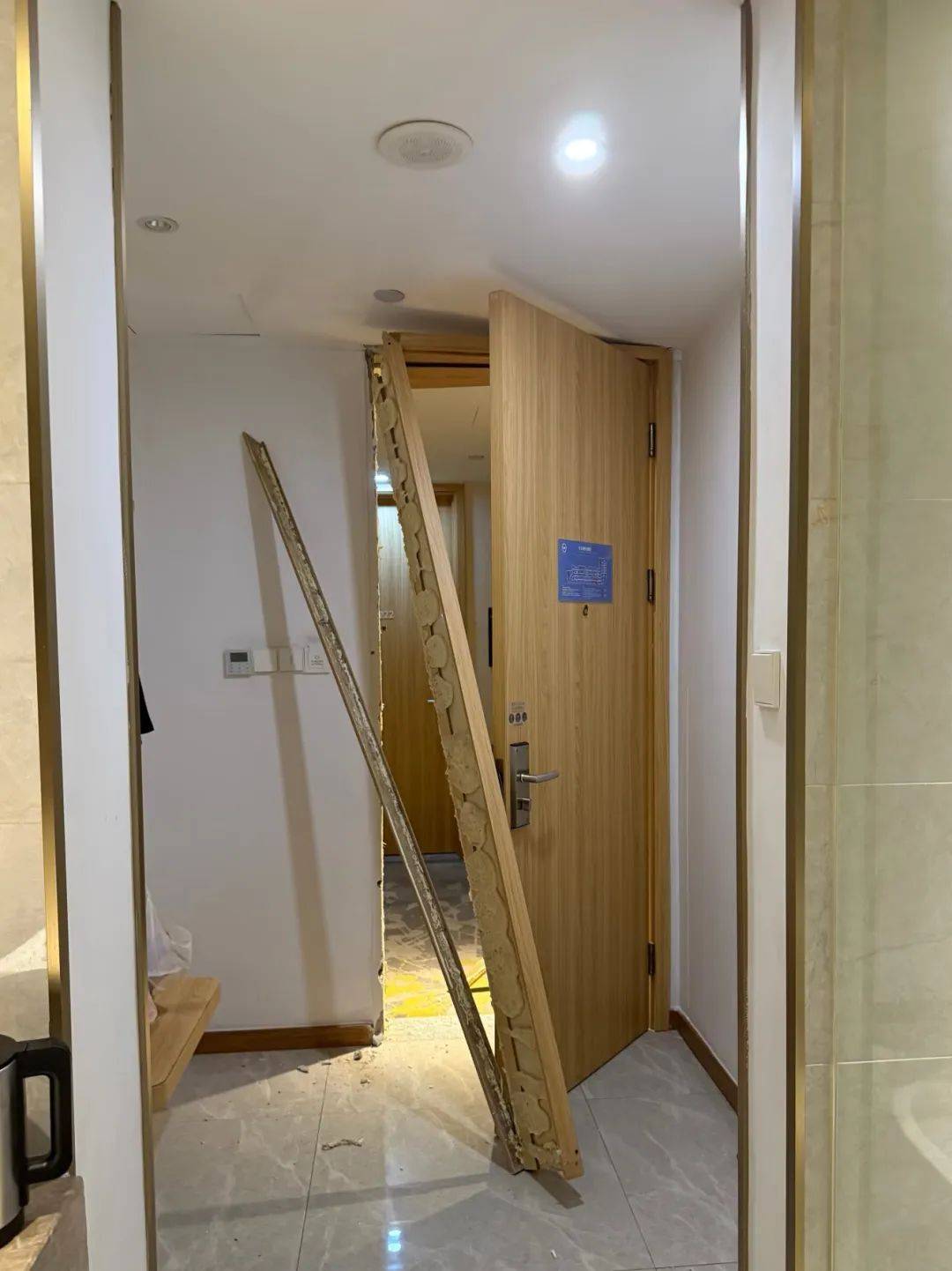 男子在杭州一酒店洗澡时被陌生人暴力闯入<strong></p>
<p>碰碰币</strong>,房间大门被踢烂,踹门男子怀疑前女友正在酒店与他人开房