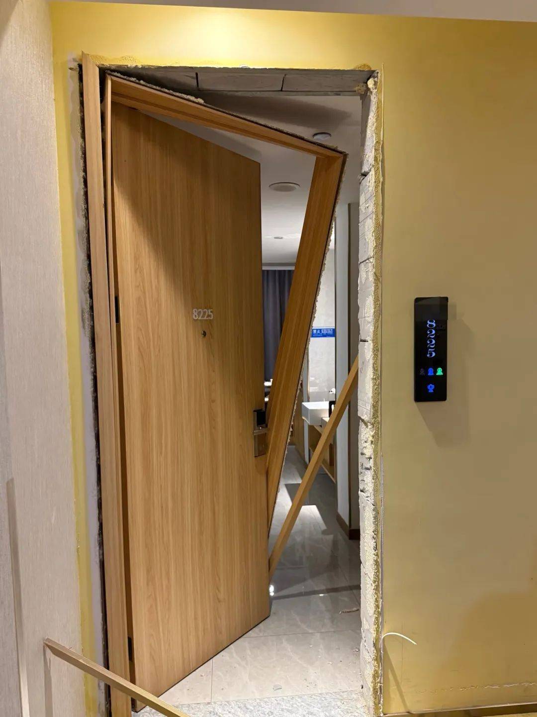 男子在杭州一酒店洗澡时被陌生人暴力闯入<strong></p>
<p>碰碰币</strong>,房间大门被踢烂,踹门男子怀疑前女友正在酒店与他人开房