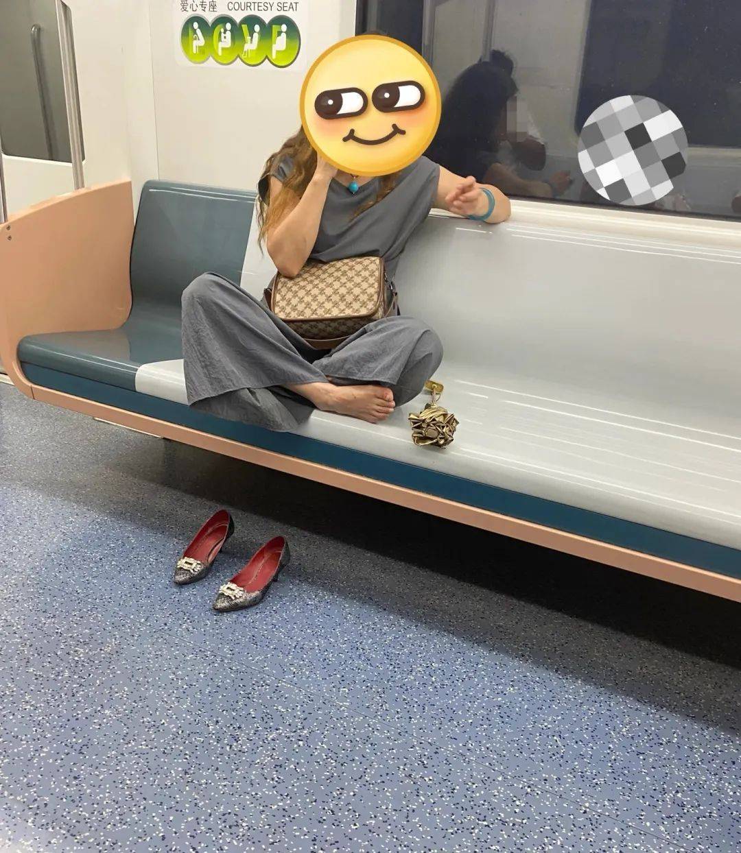 女子赤脚盘坐地铁座位<strong></p>
<p>币圈妙语</strong>，被指脚部疑似患有灰指甲！上海地铁客服回应