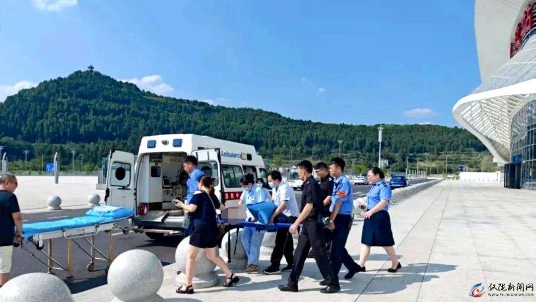 11岁男孩赶火车到成都走亲戚<strong></p>
<p>英语</strong>,晕倒在站台!工作人员:被诊断为热射病,已脱险