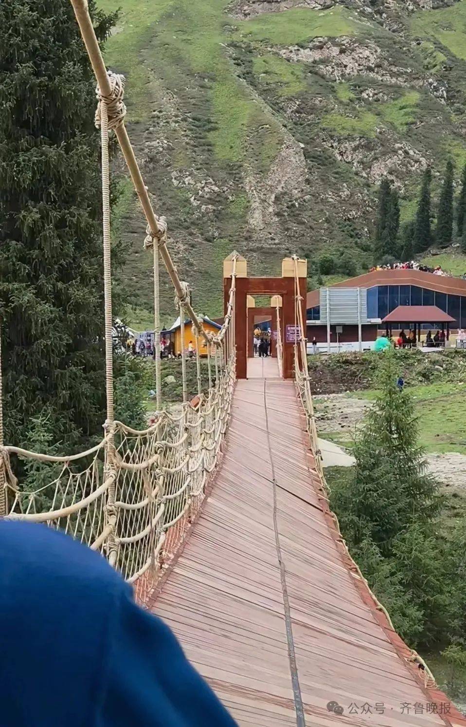 5人遇难24人受伤！新疆伊犁一景区吊桥桥索断裂<strong></p>
<p>法语</strong>，亲历者称“现在手还在不断颤抖”