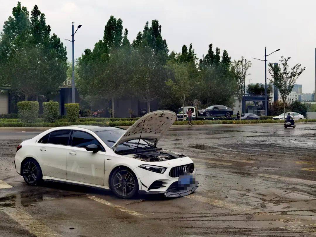 郑州暴雨致京广路隧道被淹<strong></p>
<p>俄语</strong>,亲历者:车是飘起来的,很害怕,有人爬梯子离开 2021年也曾淹没多台车辆