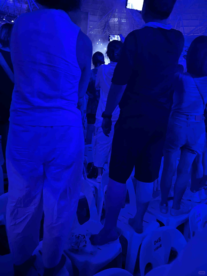 谢霆锋演唱会<strong></p>
<p>恒大汽车股票</strong>，一对男女一直站着不肯坐下，引起公愤