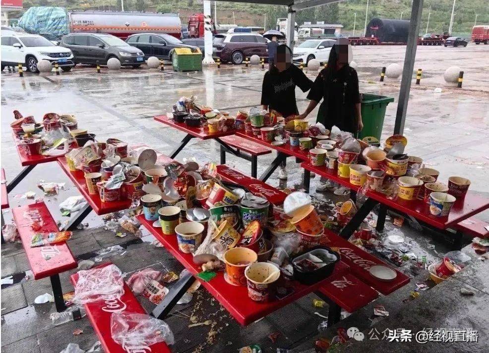 河北张家口一高速服务区垃圾成灾<strong></p>
<p>雅克科技股票</strong>,休息区桌椅上堆满泡面桶,官方回应