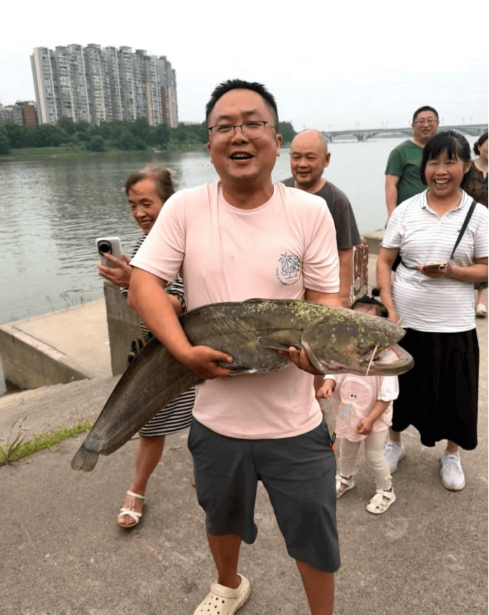 四川一男子钓1米长大鱼后放生<strong></p>
<p>中信证券股票</strong>，围观者高呼“卖给我”，回应：钓鱼是为娱乐