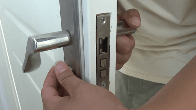 卧室门打不开<strong></p>
<p>中信证券股票</strong>,爸爸接了通电话,撬门后发现4岁半儿子从22楼坠落,蜷缩在一楼绿化带……