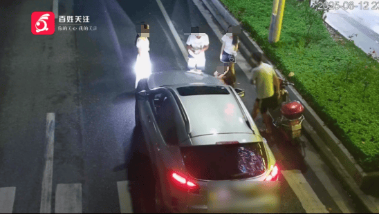 行人在斑马线上被SUV撞倒卷入车底<strong></p>
<p>沃尔核材股票</strong>,司机:我以为他们会让我……