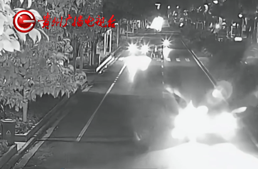 行人在斑马线上被SUV撞倒卷入车底<strong></p>
<p>沃尔核材股票</strong>,司机:我以为他们会让我……