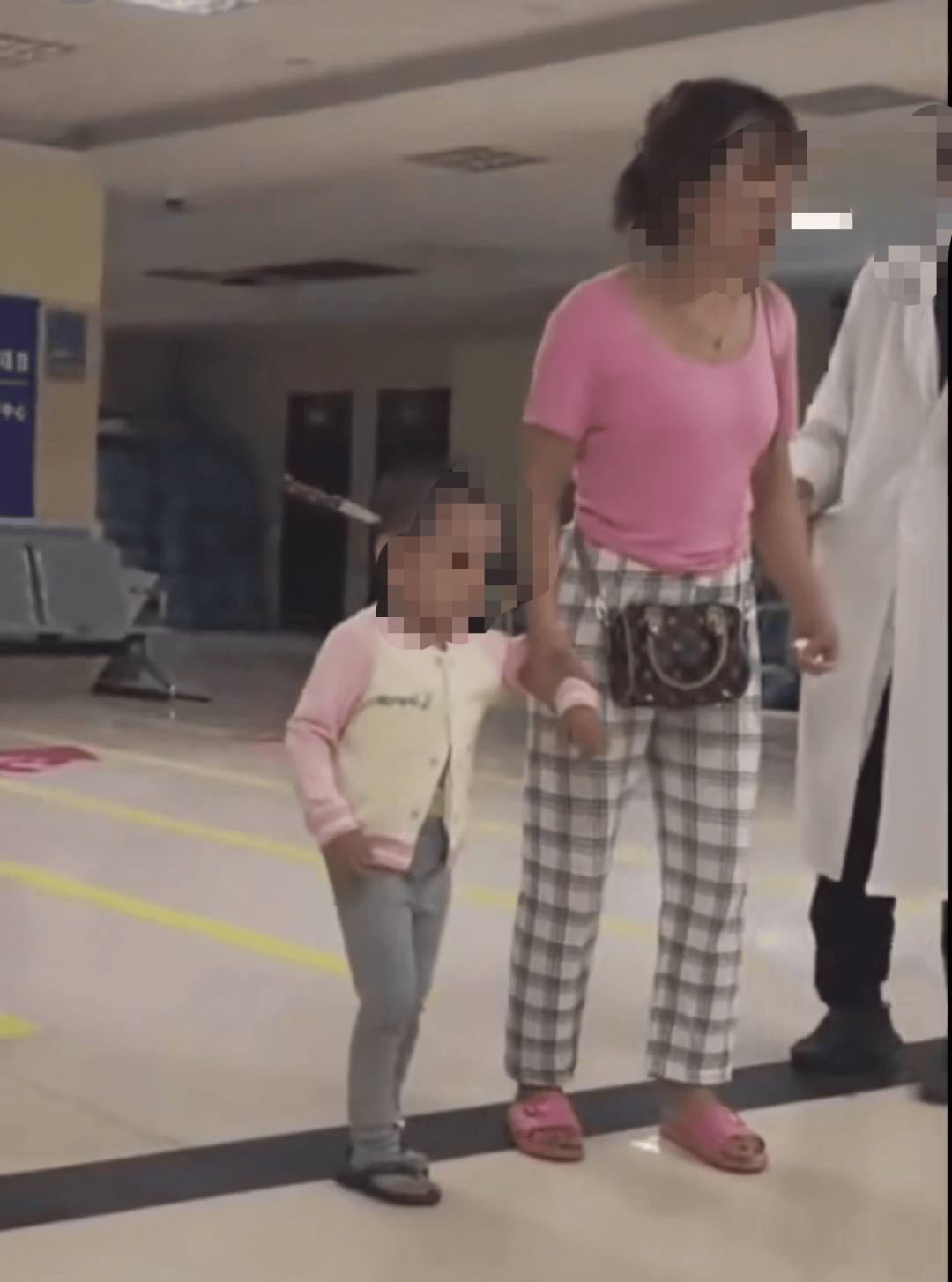 3岁女童头上插刀淡定就医<strong></p>
<p>沃尔核材股票</strong>,公安介入!受伤原因是……