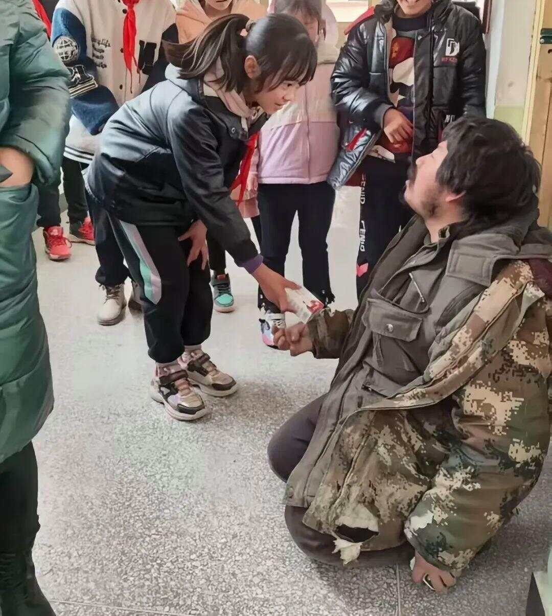 遗憾!受拾荒者资助感动全网女孩意外去世<strong></p>
<p>同方股份股票</strong>,此前两人相见泪流满面感动全网