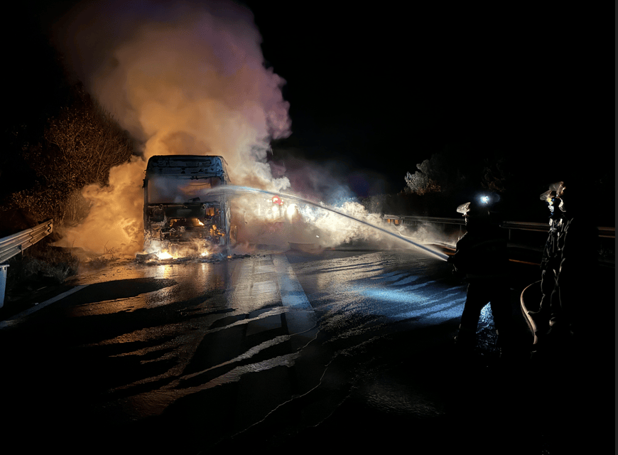 司机往后视镜一看<strong></p>
<p>川能动力股票</strong>,糟了!670万元货物“葬身火海”