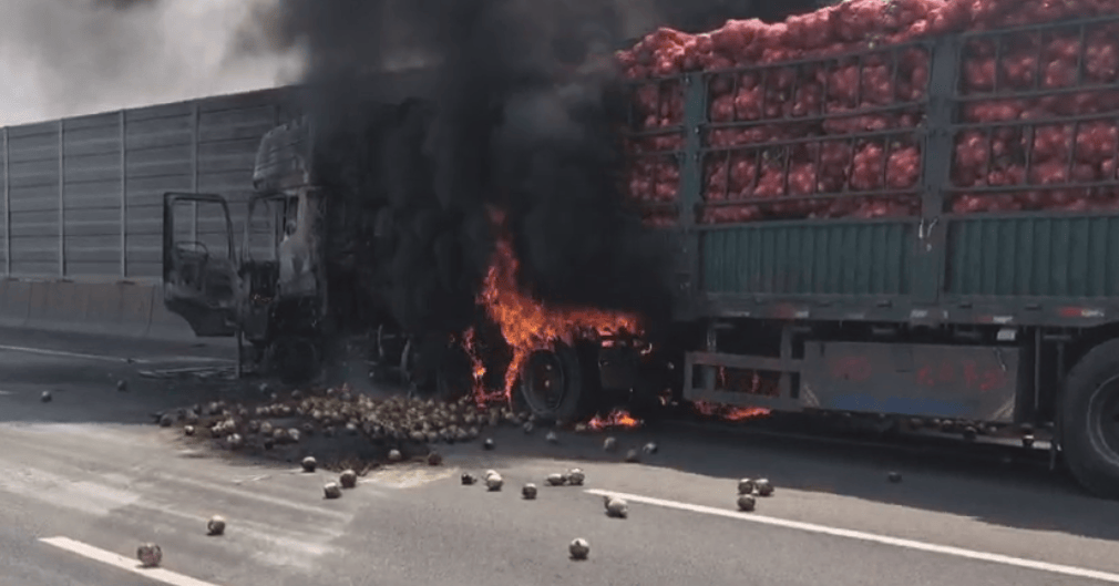 司机往后视镜一看<strong></p>
<p>川能动力股票</strong>,糟了!670万元货物“葬身火海”