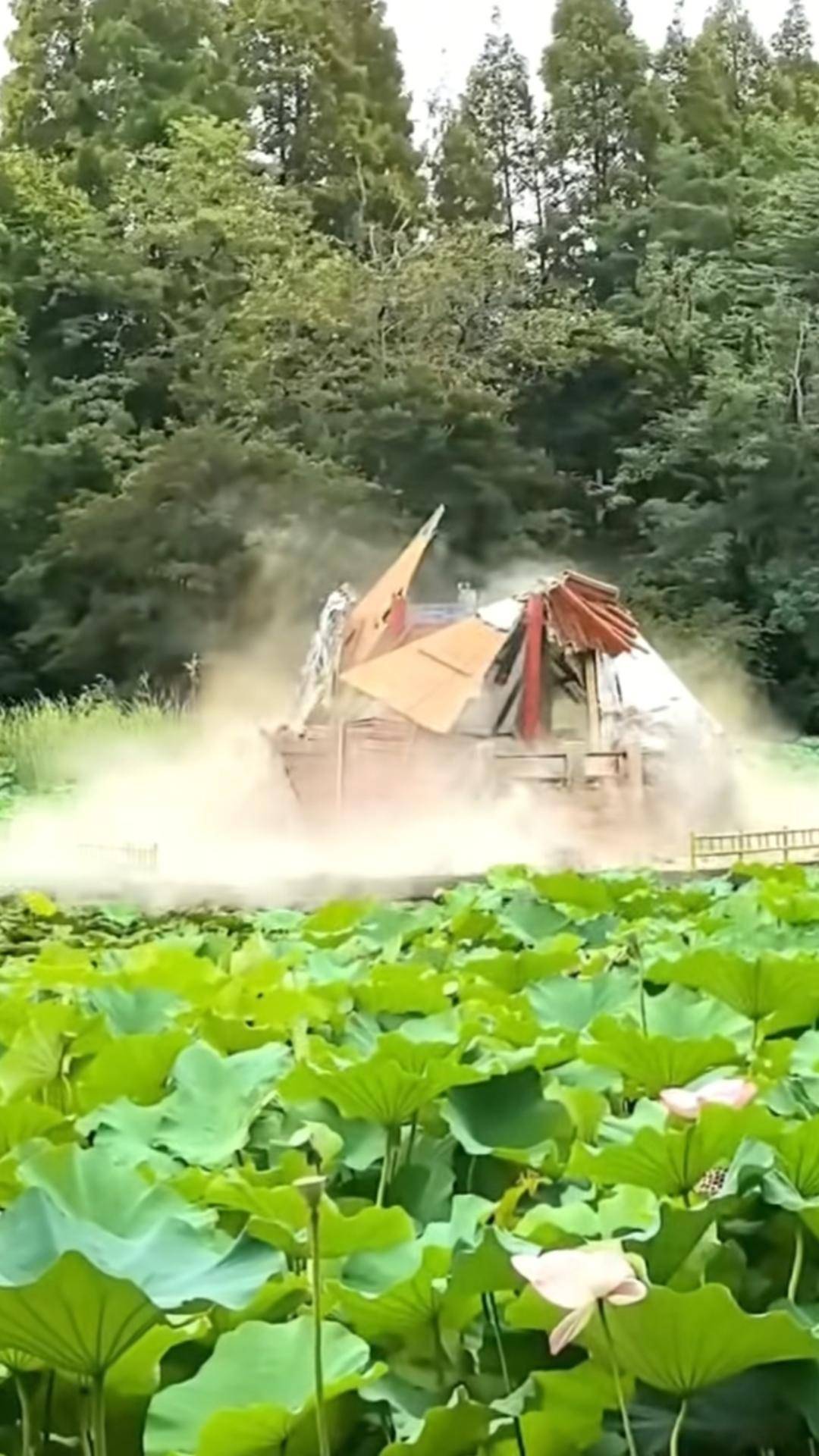 青岛中山公园一凉亭突然倒塌：一年前刚完成修缮<strong></p>
<p>万丰奥威股票</strong>，园方称无伤亡原因待查