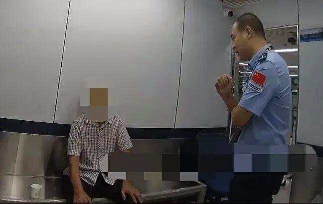 79岁老伯为见其相亲对象“翠花”<strong></p>
<p>万丰奥威股票</strong>,将身份证改小10岁 被发现后不忘叮嘱民警“能不能不告诉她”