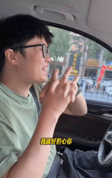 “女儿奴”爸爸接军训女儿电话泪崩<strong></p>
<p>太极实业股票</strong>,“第一次这样分开”,网友:终究是我们离不开孩子