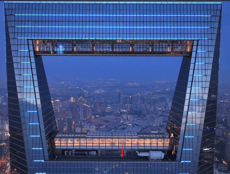 上海环球金融中心楼顶无人机对撞!对话管理方:9年已坠95架<strong></p>
<p>太极实业股票</strong>,楼顶“风洞”成黑飞重灾区!