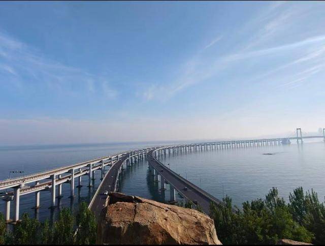 大连一跨海大桥观景台有游客翻栏杆踩空心造景石拍照<strong></p>
<p>太极实业股票</strong>,当地回应