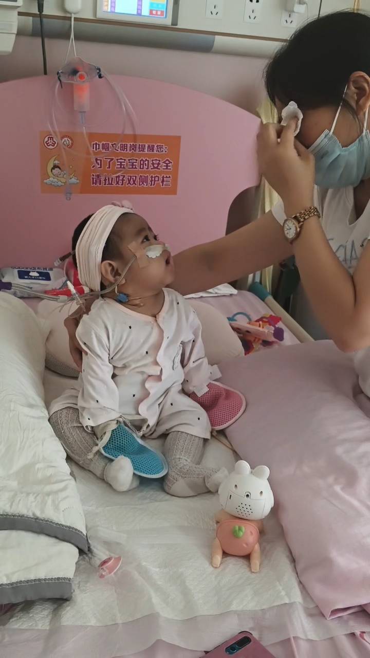 奶奶在哭<strong></p>
<p>居然之家股票</strong>，宝宝在笑！40天女婴重病，00后父亲割肝救女，术后这一幕让网友泪奔