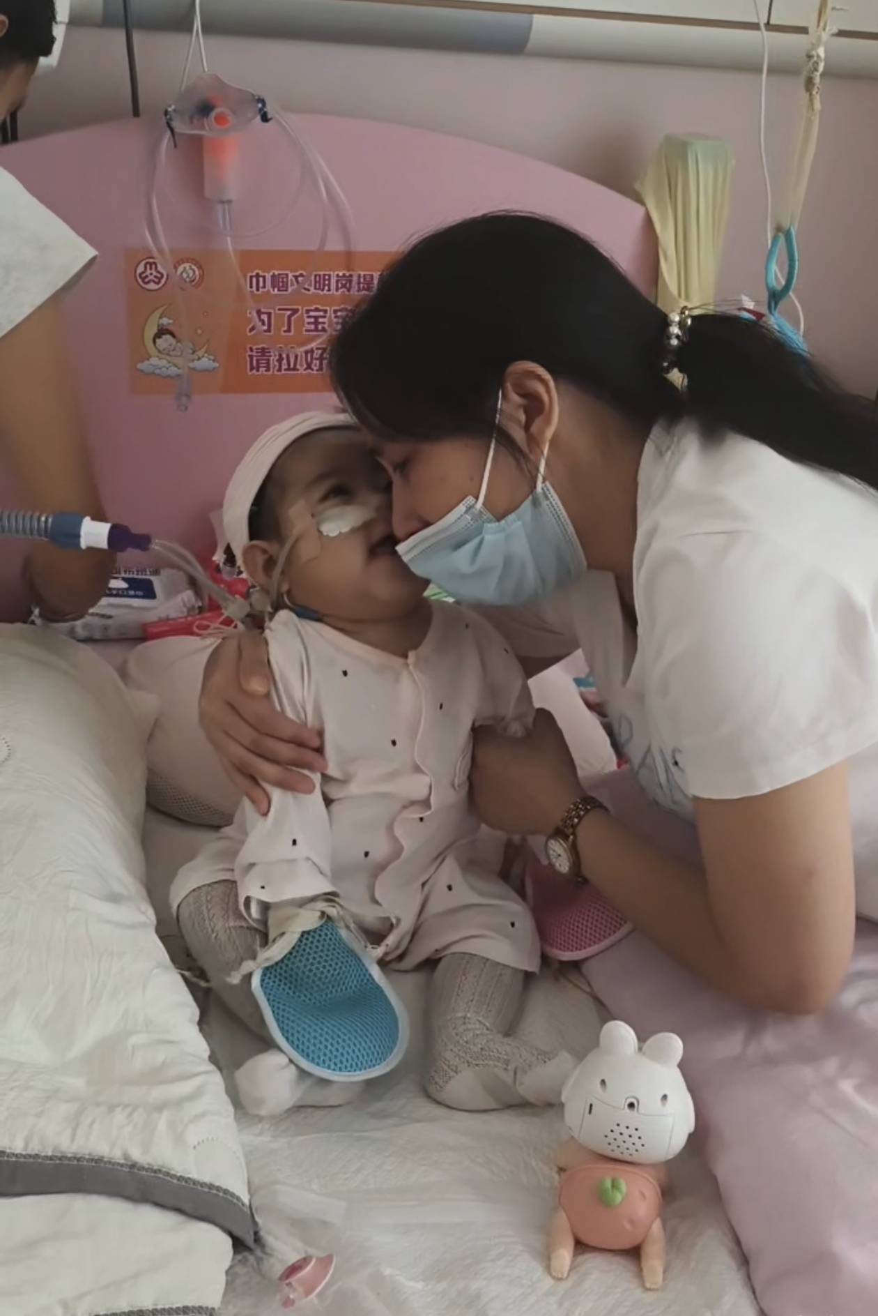 奶奶在哭<strong></p>
<p>居然之家股票</strong>，宝宝在笑！40天女婴重病，00后父亲割肝救女，术后这一幕让网友泪奔