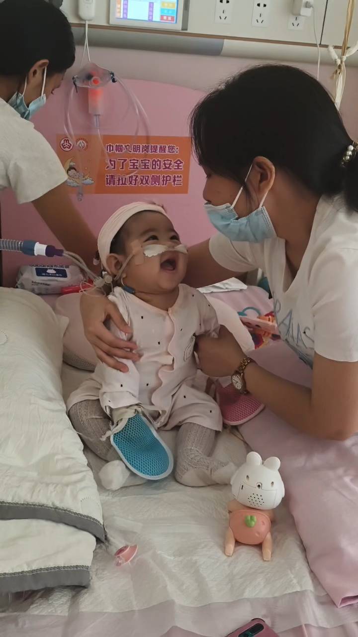 奶奶在哭<strong></p>
<p>居然之家股票</strong>，宝宝在笑！40天女婴重病，00后父亲割肝救女，术后这一幕让网友泪奔