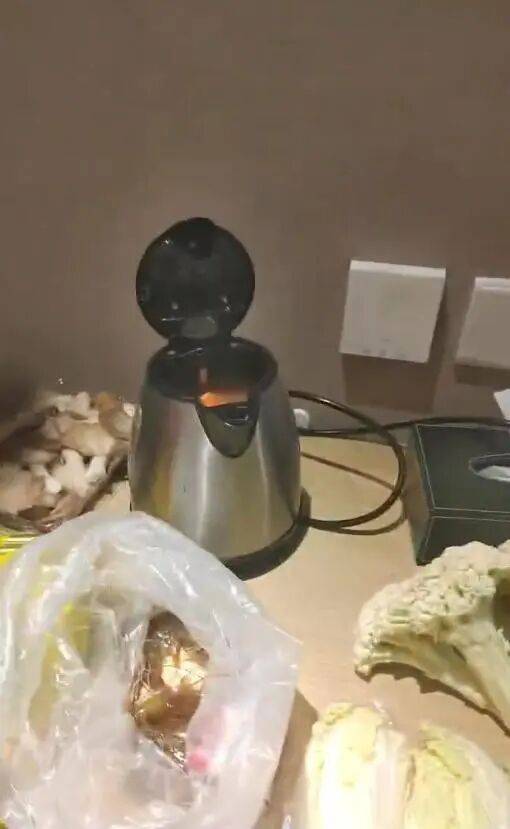 男子发视频“炫耀”用客房水壶煮火锅<strong></p>
<p>居然之家股票</strong>，当事酒店回应