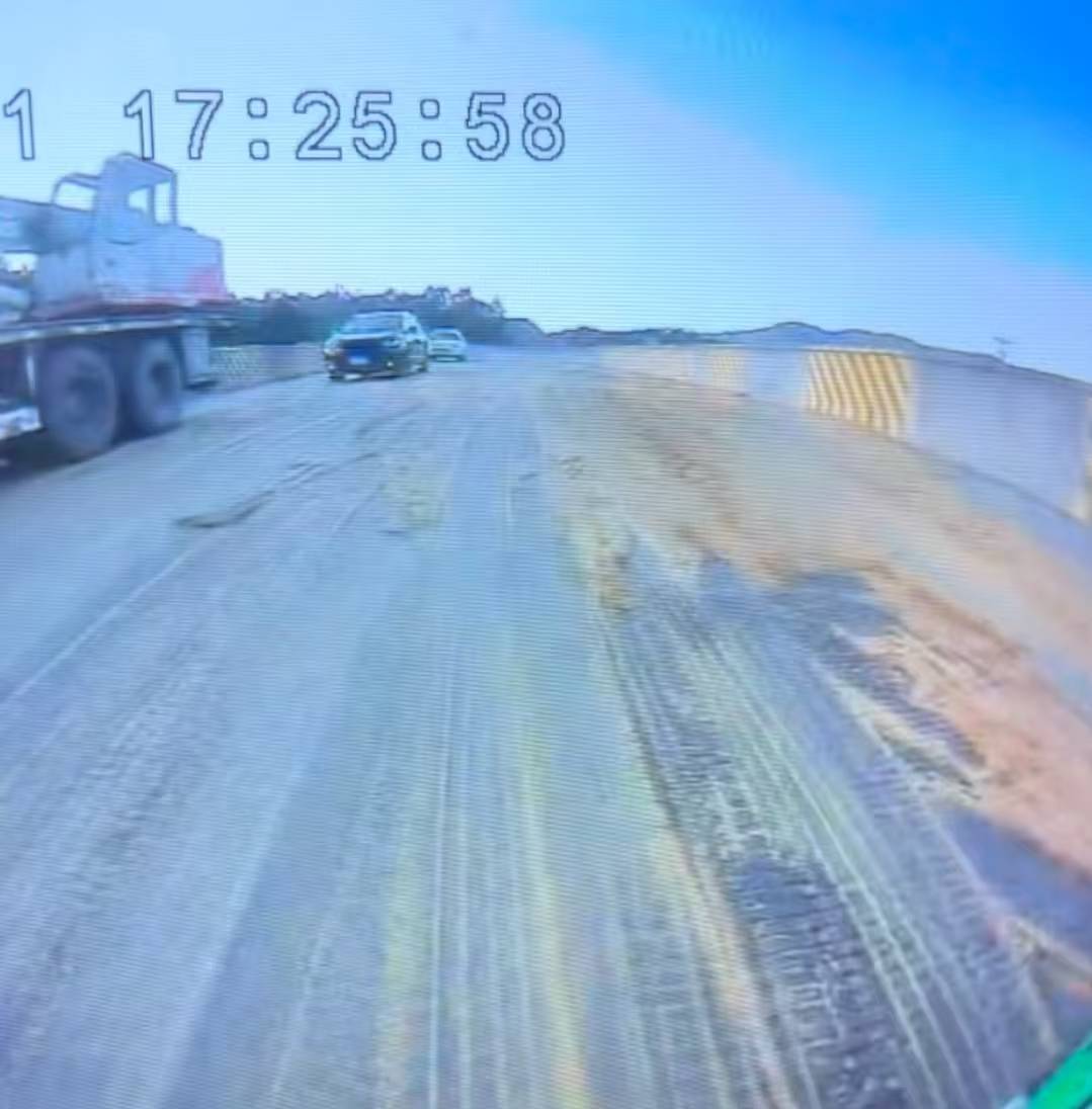 “经过的无一幸免！”多名车主在汕头一高速口附近遇黄色污物<strong></p>
<p>黑猫股份股票</strong>，洗车店主：店都臭了