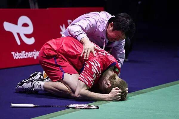 祝贺！石宇奇2比1逆转昆拉武特<strong></p>
<p>黑猫股份股票</strong>，获得羽毛球世锦赛男单冠军！