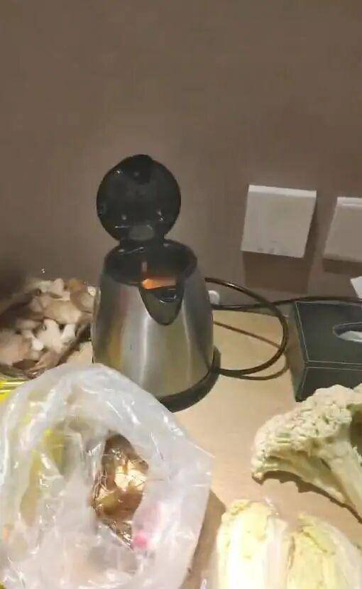 男子在澳门某酒店用水壶煮火锅<strong></p>
<p>黑猫股份股票</strong>,负责人:会警告,若损坏需照价赔偿
