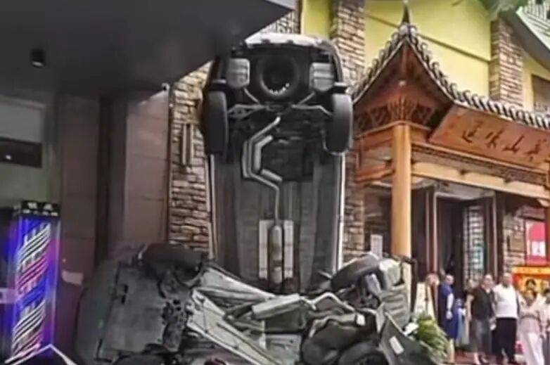 车辆失控驶入路边停车位致1死2伤<strong></p>
<p>黑猫股份股票</strong>，警方通报