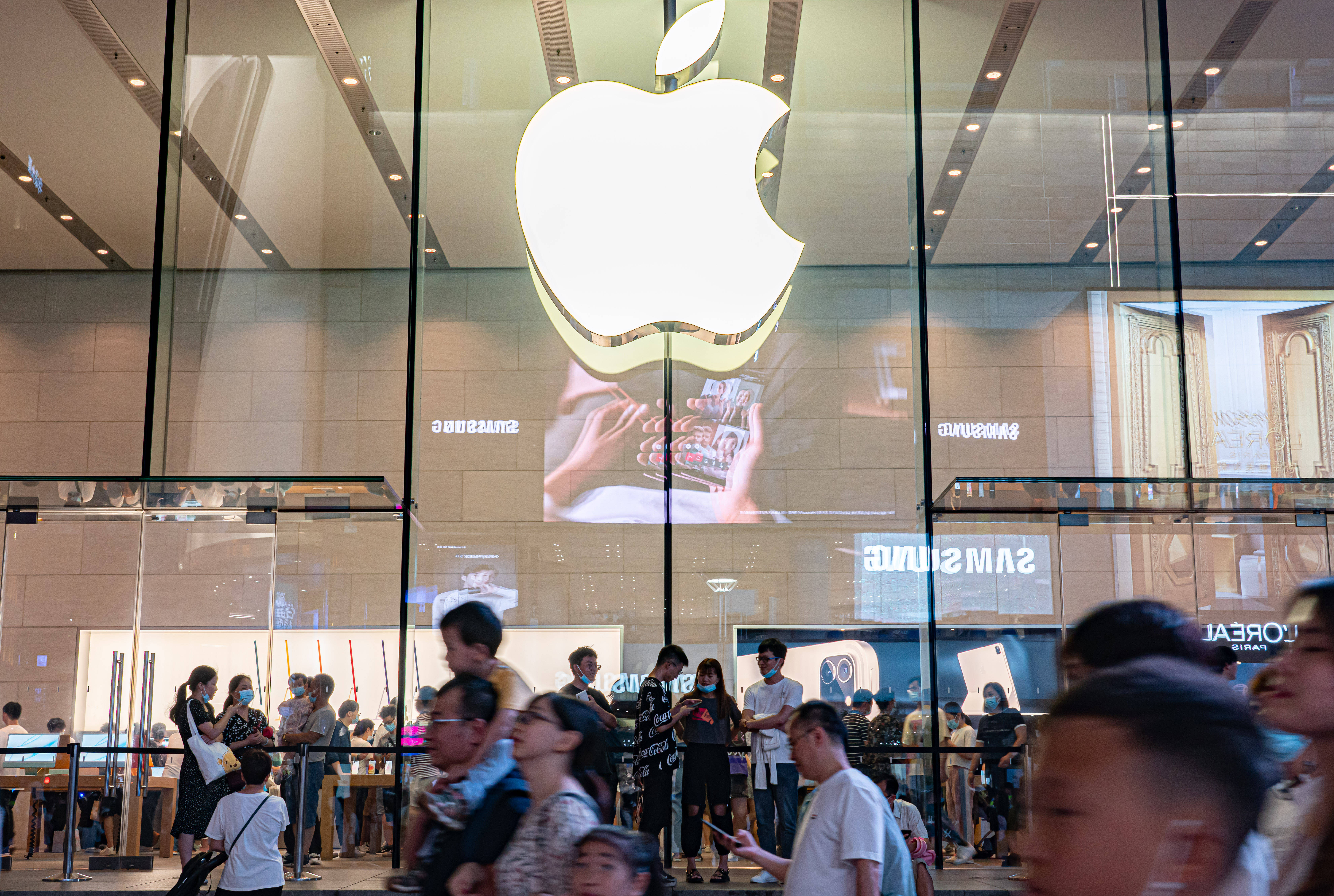 苹果被曝首款折叠iPhone出货量或达千万台，2028年将发布折叠iPad