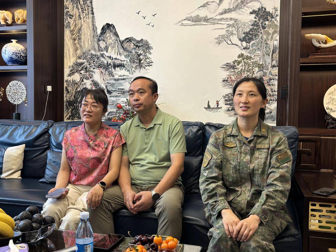 抗战胜利80周年大阅兵民兵方阵<strong></p>
<p>汾酒股票</strong>，有两名女生来自无锡地区