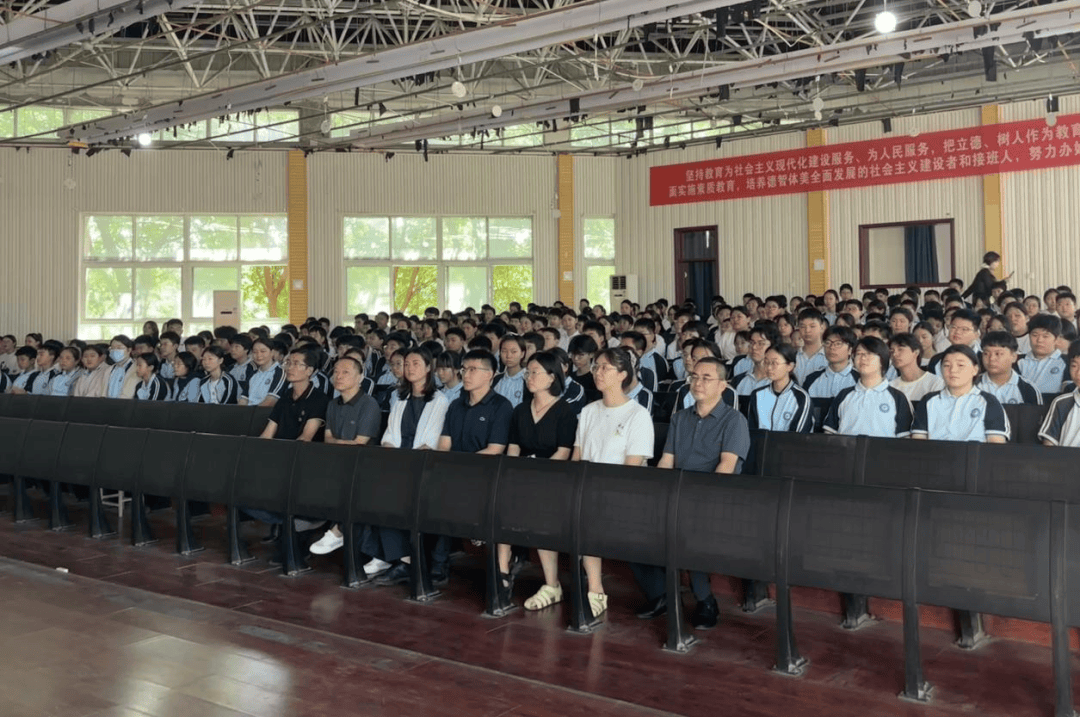 洛龙区开学第一堂法治课开讲啦<strong></p>
<p>汾酒股票</strong>！