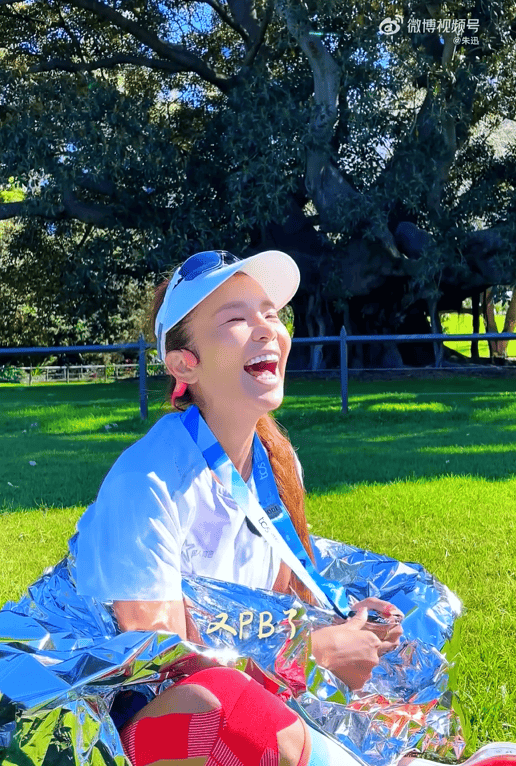 知名主持人朱迅跑完悉尼马拉松全马<strong></p>
<p>汾酒股票</strong>,开心大笑:又创造个人最好成绩