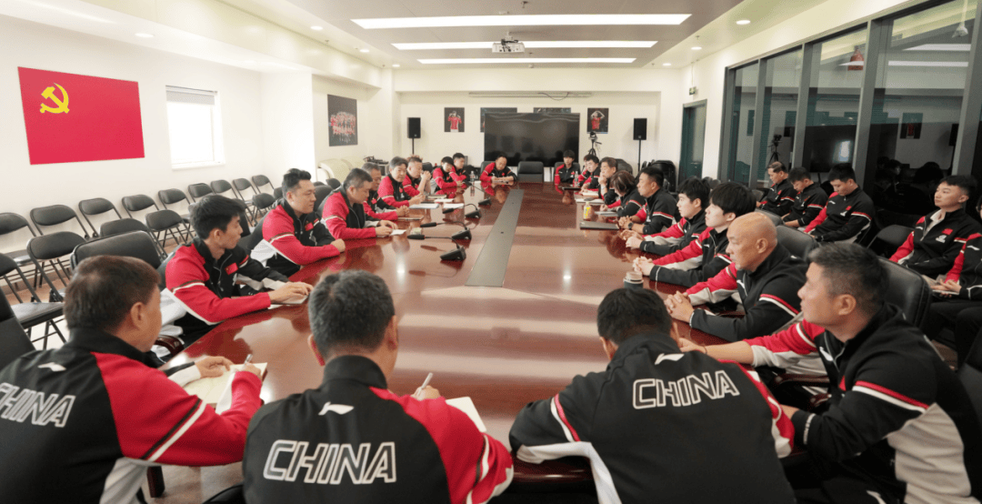 中国乒乓球队集体观看纪念中国人民抗日战争暨世界反法西斯战争胜利80周年大会