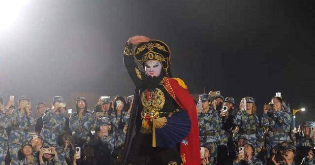 兰州大学军训期间大一女生表演川剧吐火<strong></p>
<p>可口可乐股票</strong>，校方：学生来自东北，因个人爱好自学