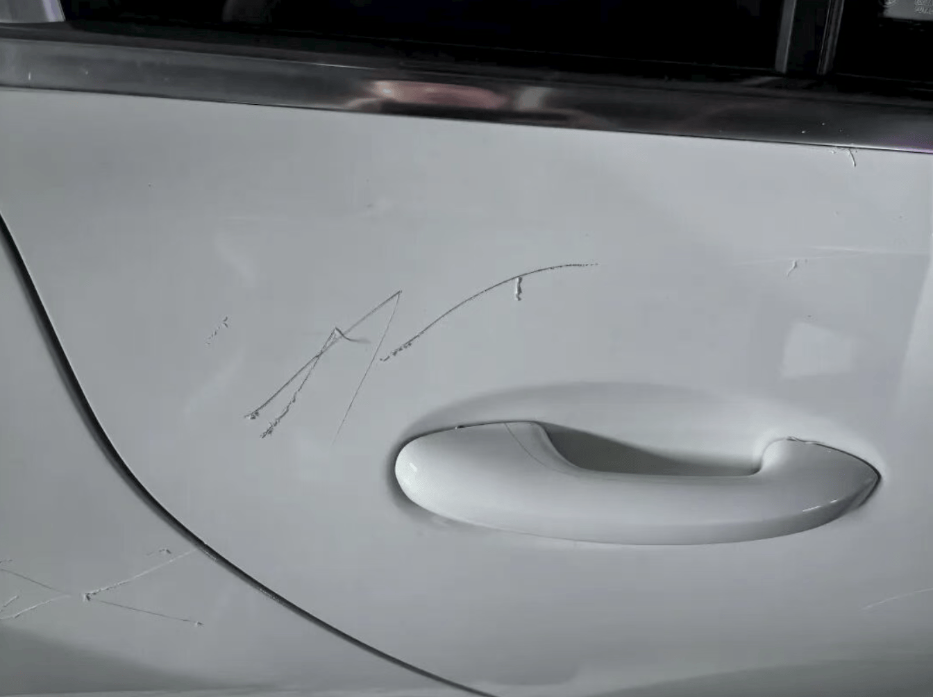 女子用铁片将邻居奔驰车划开数个口子<strong></p>
<p>可口可乐股票</strong>，被采取刑事强制措施 双方曾因车门磕碰发生口角