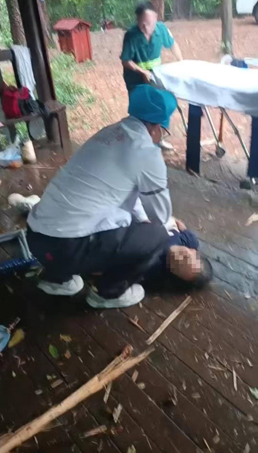 广西柳州三门江公园回应“游客被雷电击伤”：雷击凉亭后树枝砸伤游客，治疗后已回家