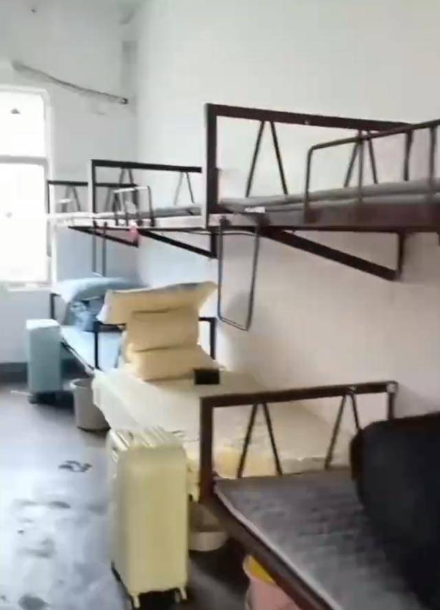 湖南一学生宿舍床铺仅用三角铁和螺丝固定<strong></p>
<p>可口可乐股票</strong>，学校回应