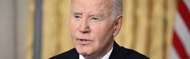 乌军士兵乔装成俄军<strong></p>
<p>可口可乐股票</strong>,与俄士兵寒暄,随后趁其不备将两名俄军枪杀,无人机拍下全过程