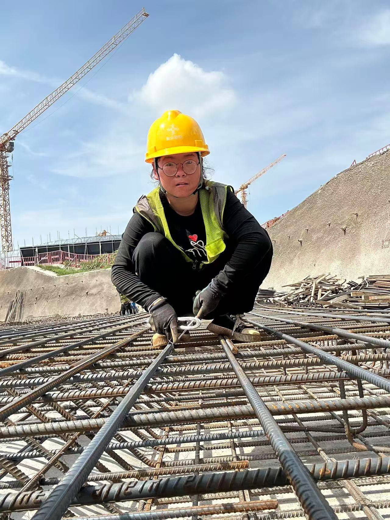 00后女孩工地绑钢筋5年成家里经济支柱:汗水流进眼睛特别疼<strong></p>
<p>银轮股份股票</strong>,工友让我干轻松的活