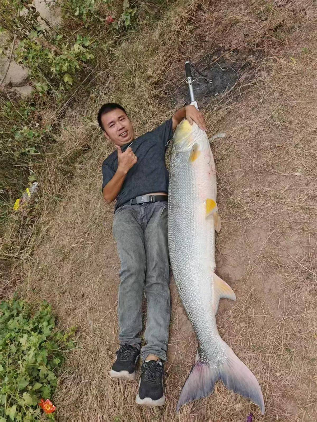 重庆一男子钓上79斤鳡鱼后<strong></p>
<p>银轮股份股票</strong>，背着鱼在闹市当“显眼包”穿行20分钟，本人：有1.64米长