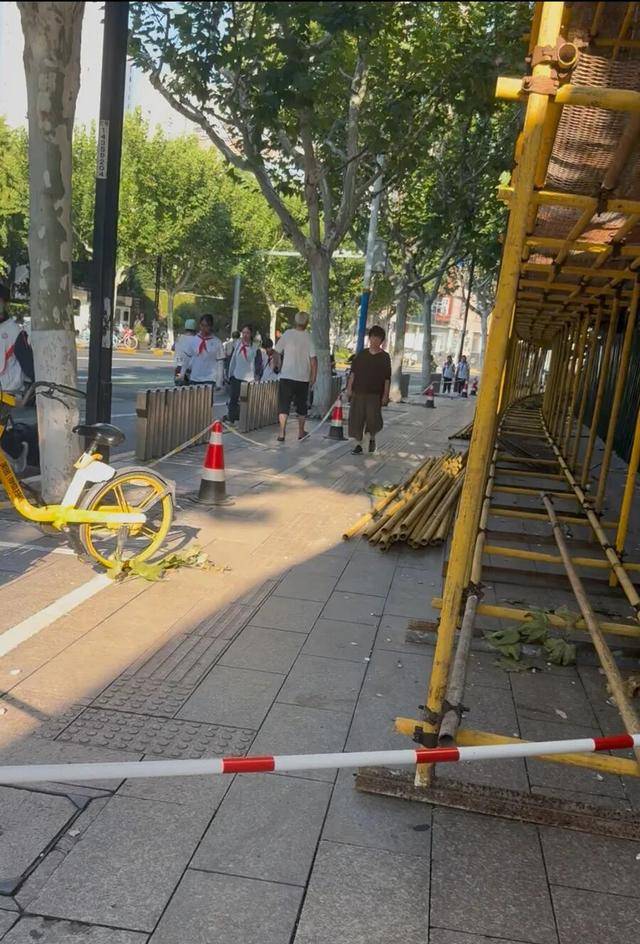 事发上海校门口！学生上学像闯关：夹缝中慢慢腾挪<strong></p>
<p>银轮股份股票</strong>，与非机动车迎面对冲…家长担忧：何时是头