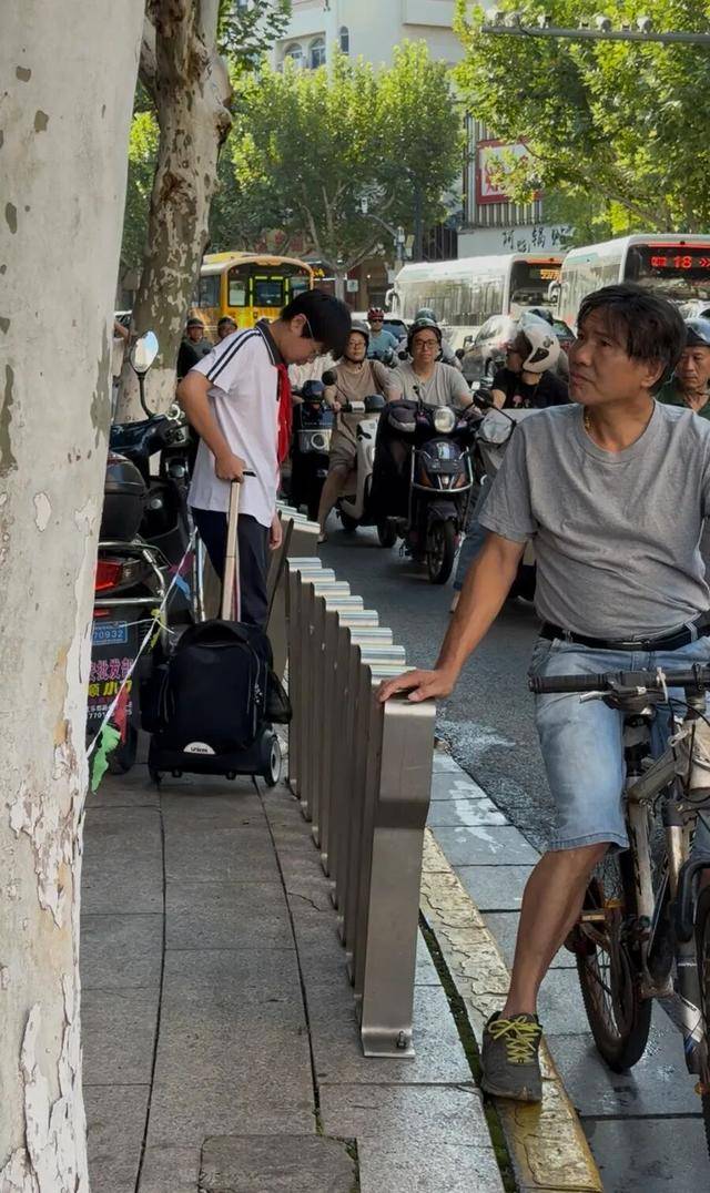 事发上海校门口！学生上学像闯关：夹缝中慢慢腾挪<strong></p>
<p>银轮股份股票</strong>，与非机动车迎面对冲…家长担忧：何时是头