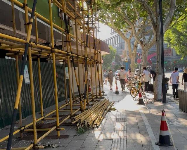 事发上海校门口！学生上学像闯关：夹缝中慢慢腾挪<strong></p>
<p>银轮股份股票</strong>，与非机动车迎面对冲…家长担忧：何时是头